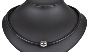 Kort halskæde i sort lammeskind med blankpoleret kugle magnetlås. Tykkelse 4,5 mm.